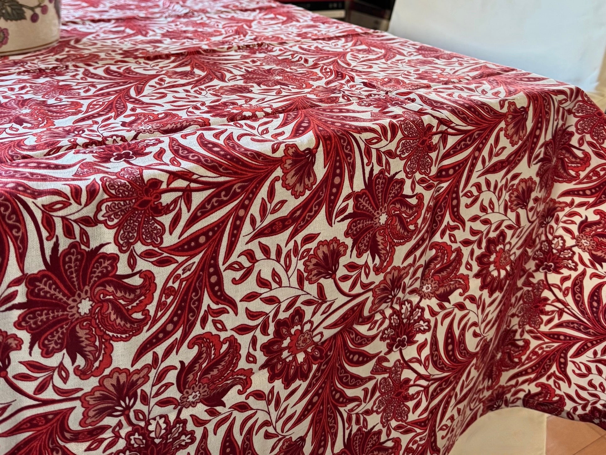 赤い花柄テーブルクロスとナプキン6枚付き（写真では5枚ですが6枚です） Tognana - Tablecloth - Red Ornament – My Pleasure